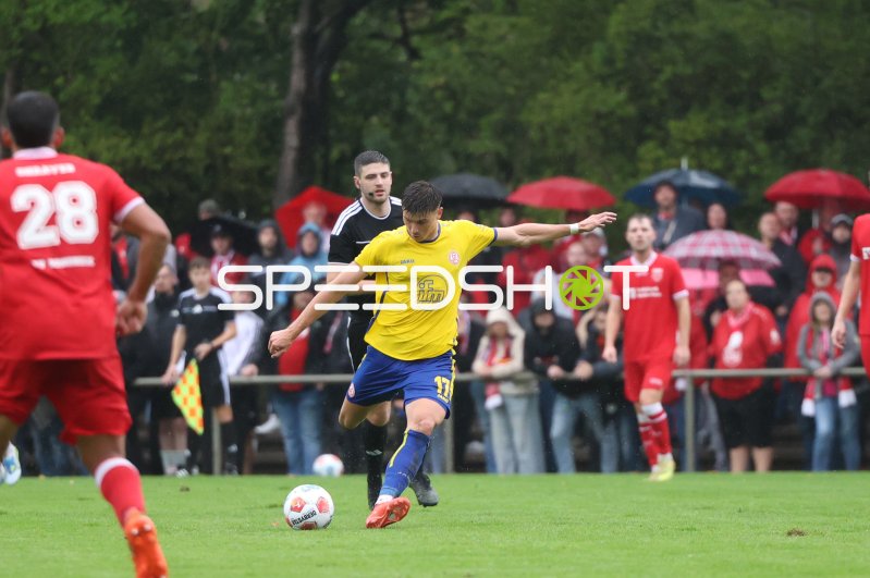 Semir Telalović (#17; Rot-Weiss Essen) im Schussmoment gegen SV Sonsbeck