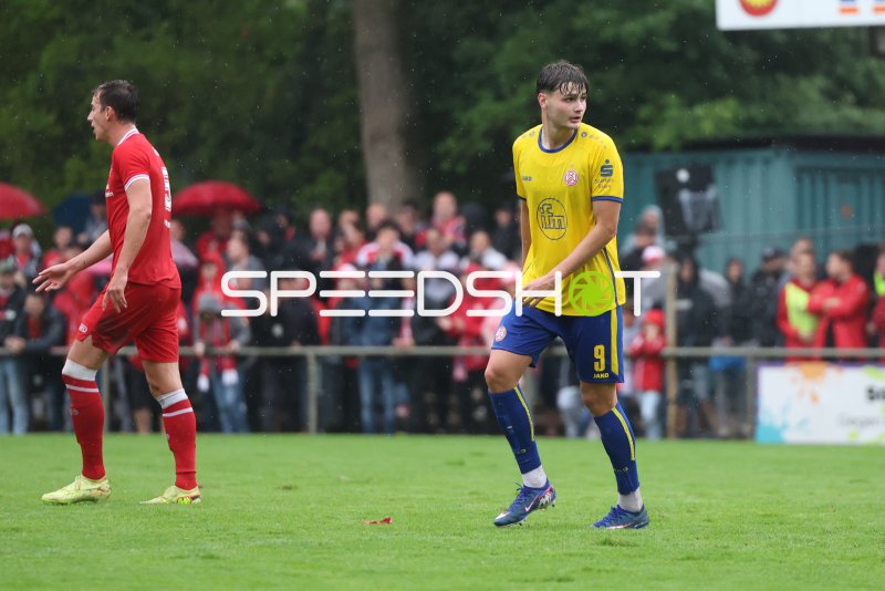 Jaka Cuber Potocnik (#9; Rot-Weiss Essen) im Spielgeschehen gegen SV Sonsbeck