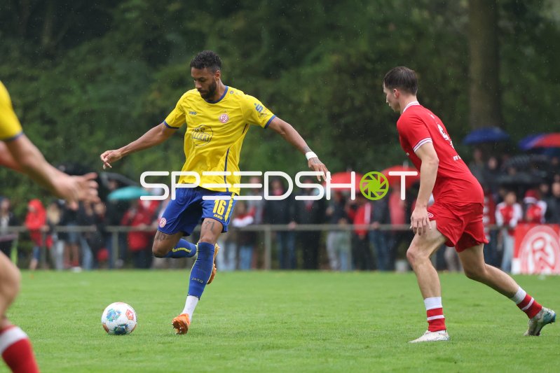 Ruben Reisig (#16; Rot-Weiss Essen) im Zweikampf gegen SV Sonsbeck