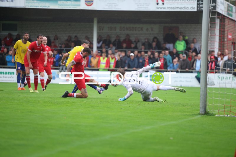 Ruben Reisig (#16; Rot-Weiss Essen) beim Torschuss gegen Jan Fauseweh (#1; SV Sonsbeck)