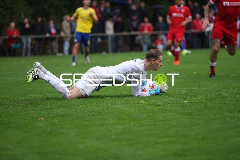 Torwart von SV Sonsbeck hält den Ball flach am Boden