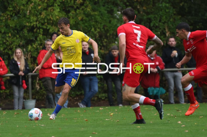Marvin Obuz (#10; Rot-Weiss Essen) im Dribbling gegen SV Sonsbeck