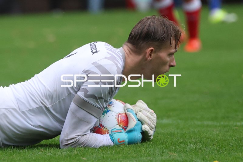 Torwart des SV Sonsbeck hält den Ball sicher fest