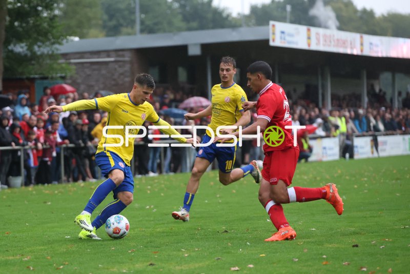 Marvin Obuz (#10; Rot-Weiss Essen) im Zweikampf gegen SV Sonsbeck