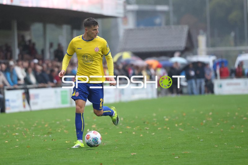 Rot-Weiss Essen Spieler (#2; RWE) am Ball im Willi-Lemkens Sportpark