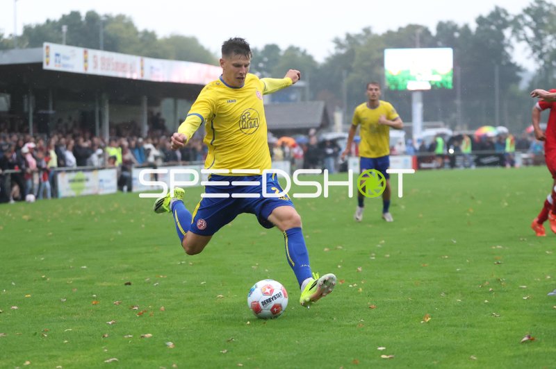 Rot-Weiss Essen Spieler (#22) beim Schuss im Willi-Lemkens Sportpark