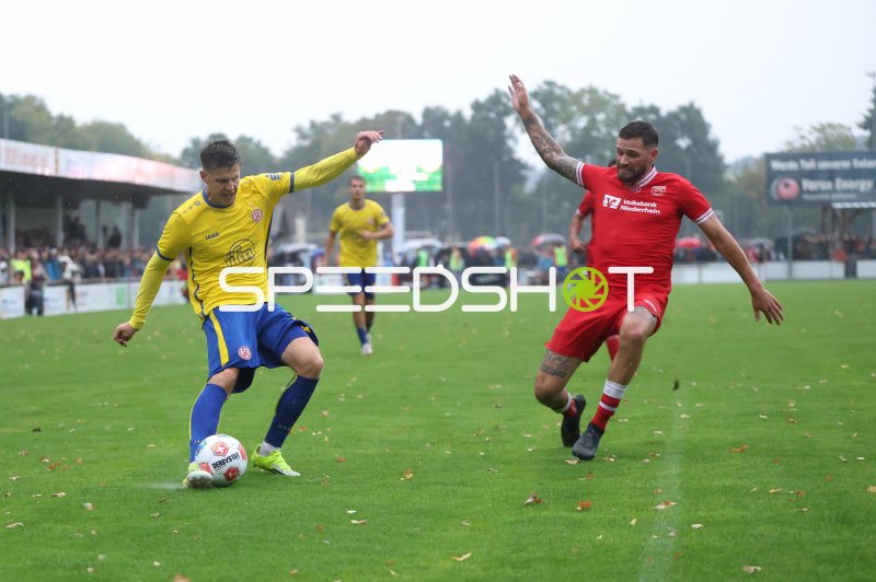 Zweikampf zwischen Michael Kostka von Rot-Weiss Essen und SV Sonsbeck im Willi-Lemkens Sportpark
