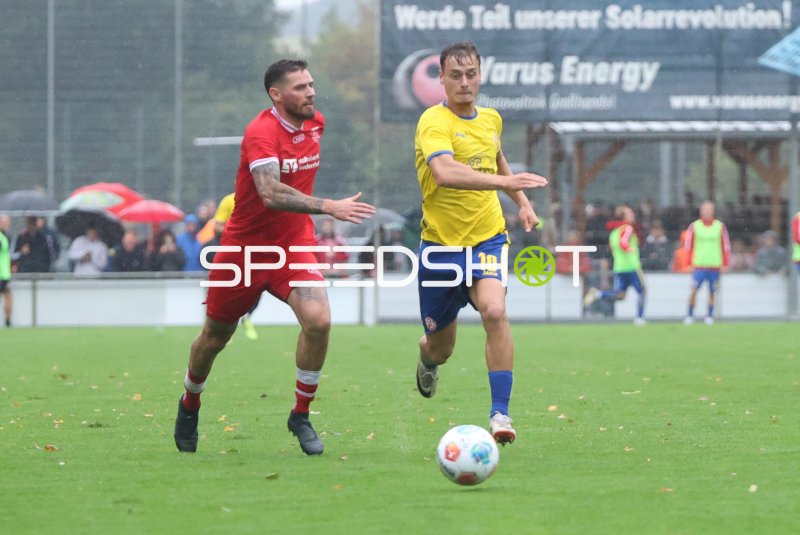 Marvin Obuz (#10; Rot-Weiss Essen) im Zweikampf gegen SV Sonsbeck