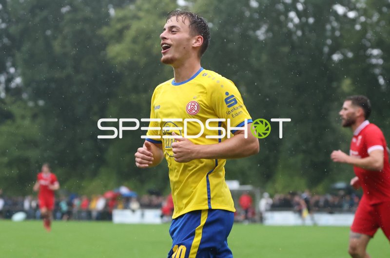 Marvin Obuz (#10; Rot-Weiss Essen) jubelt im Regen