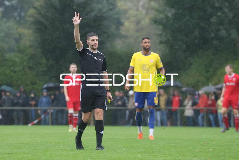 Schiedsrichter gibt Signal – Ruben Reisig (Rot-Weiss Essen) im Hintergrund