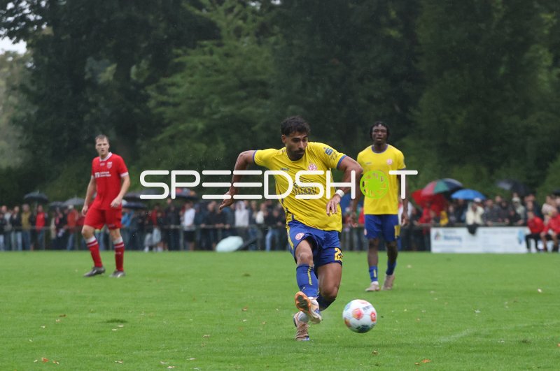 Ekin Çelebi (Rot-Weiss Essen) treibt den Ball voran