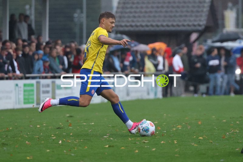 Jannik Hofmann (#37; Rot-Weiss Essen) beim Schussversuch in Sonsbeck