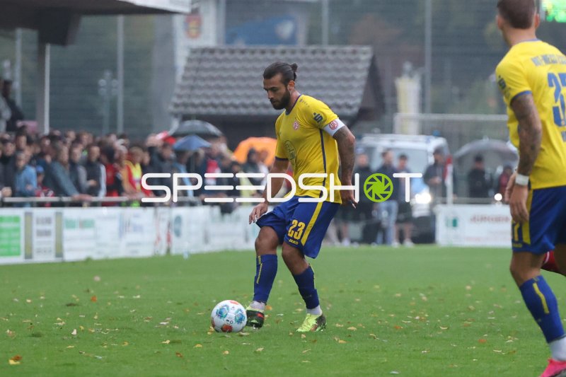 José Enrique Ríos Alonso (#23; Rot-Weiss Essen) am Ball