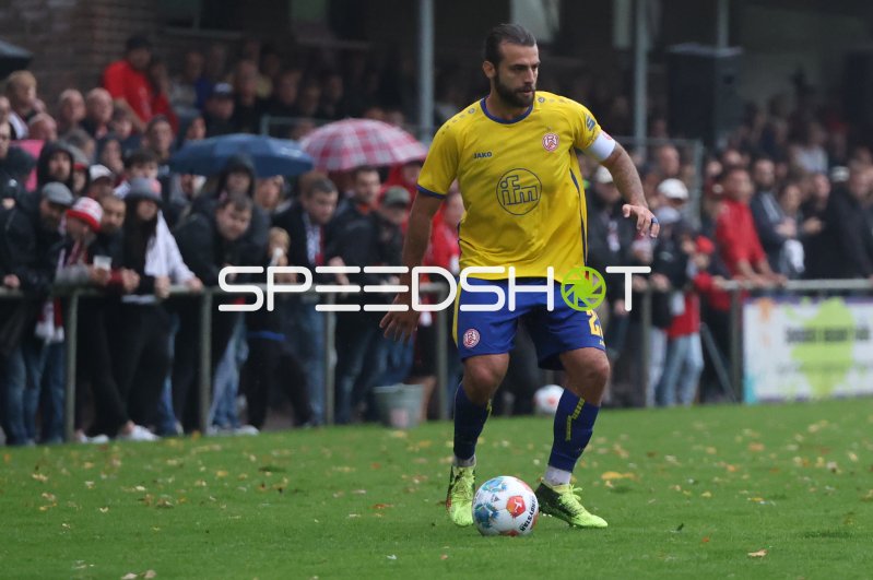 José Enrique Ríos Alonso (#23; Rot-Weiss Essen) am Ball in Sonsbeck