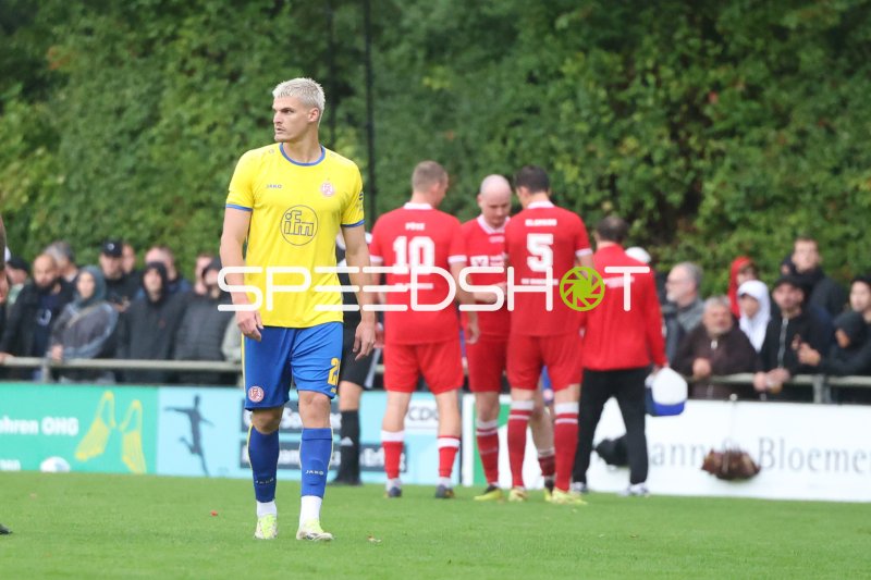 Marek Janssen (#20; Rot-Weiss Essen) beim Spielunterbruch in Sonsbeck