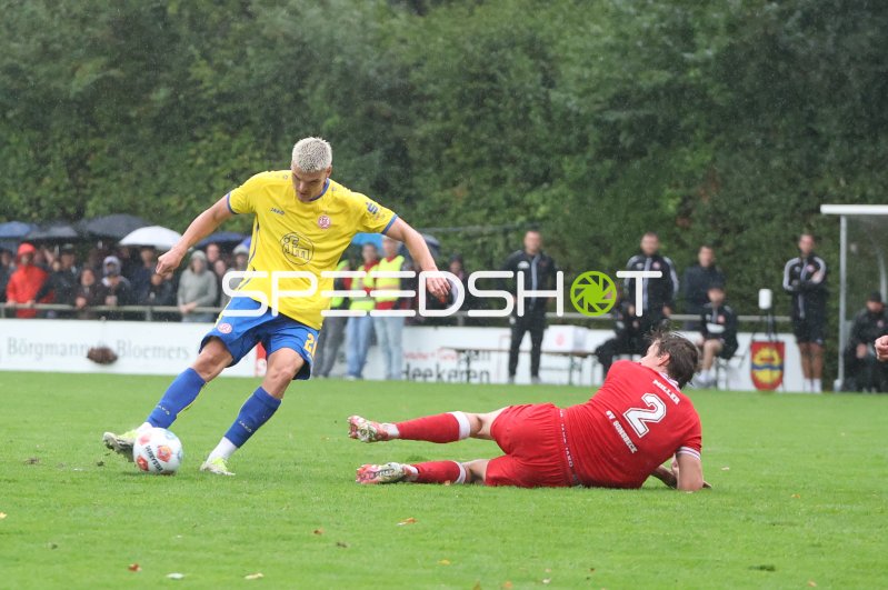 Marek Janssen (#20; Rot-Weiss Essen) im Zweikampf gegen Tymoteusz Miller (#2; SV Sonsbeck)