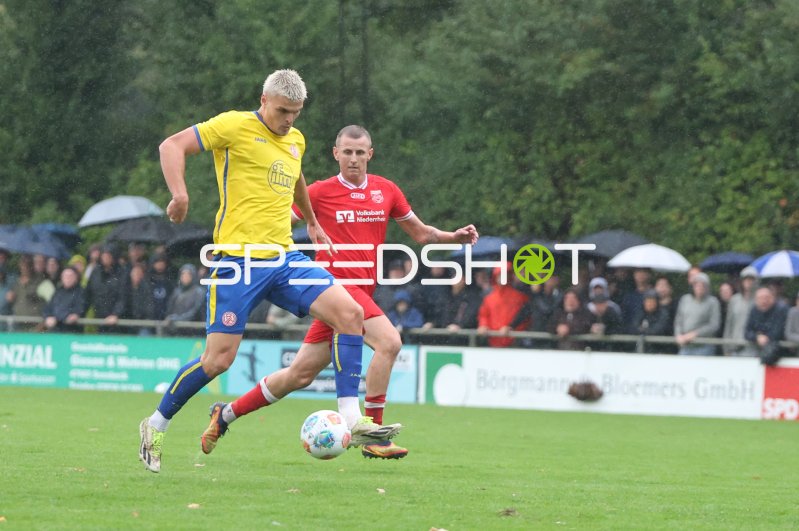 Marek Janssen (Rot-Weiss Essen) im Zweikampf gegen SV Sonsbeck