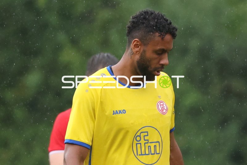 Ruben Reisig (Rot-Weiss Essen) im Regen beim Auswärtsspiel in Sonsbeck