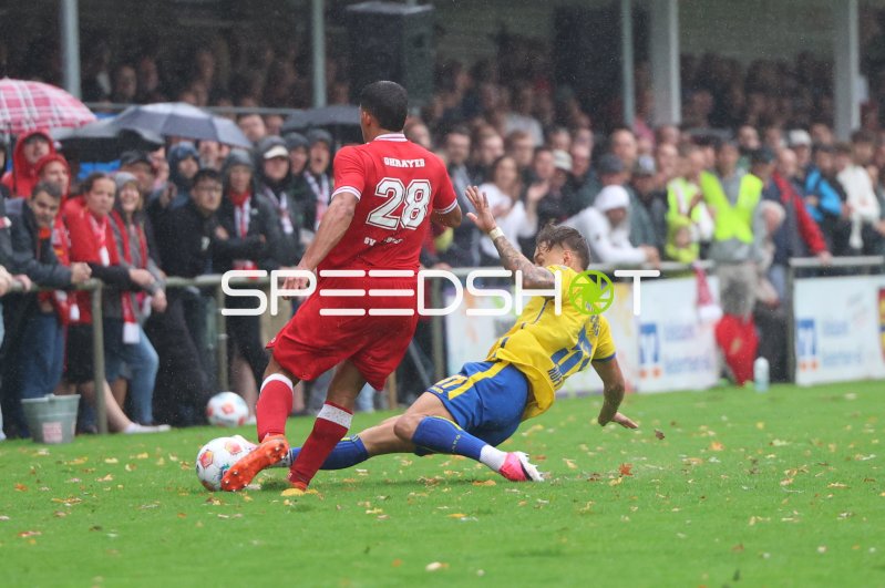 Shadi Ghrayeb (#28; SV Sonsbeck) im Zweikampf gegen Rot-Weiss Essen
