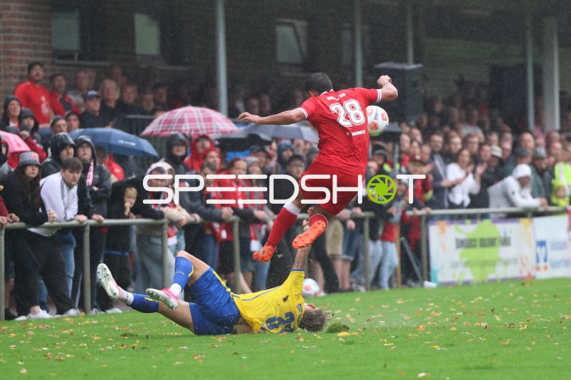 Robin Schoofs (#28; SV Sonsbeck) im Zweikampf gegen Rot-Weiss Essen