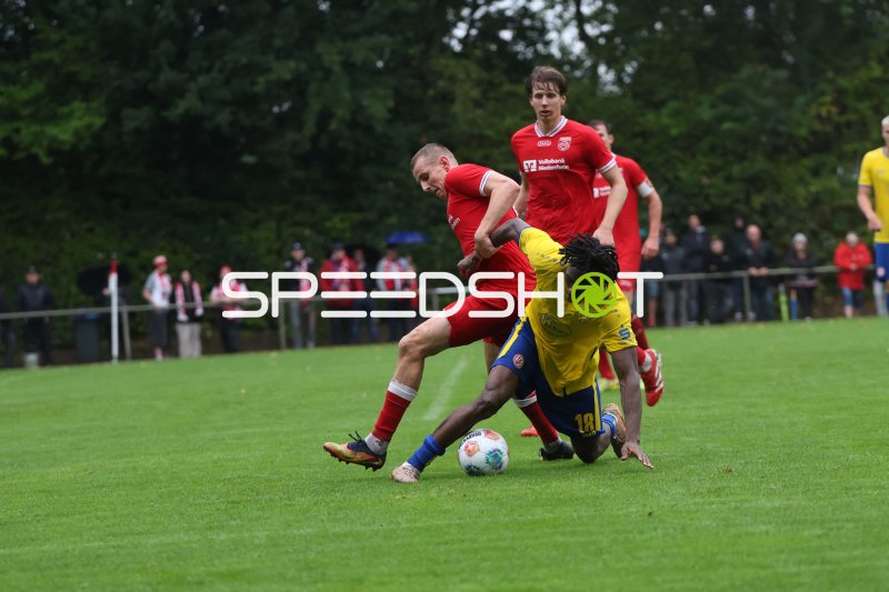 Dickson Abiama (#18; Rot-Weiss Essen) im Zweikampf gegen SV Sonsbeck