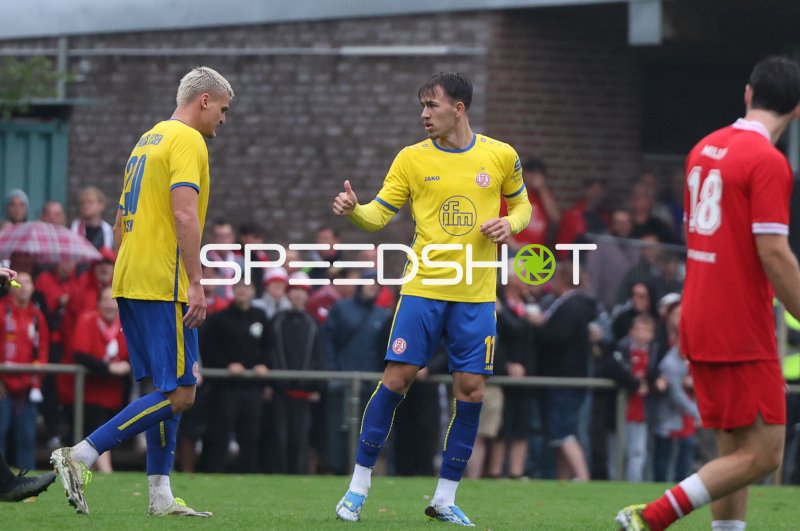 Noah Pesch (#11; Rot-Weiss Essen) im Gespräch mit Marek Janssen (#20; RWE)