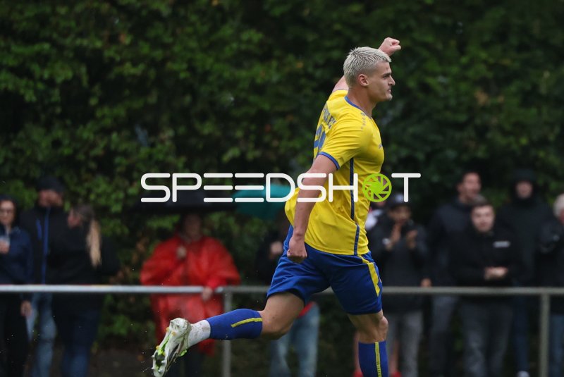 Rot-Weiss Essen Spieler bejubelt Tor im Regen in Sonsbeck