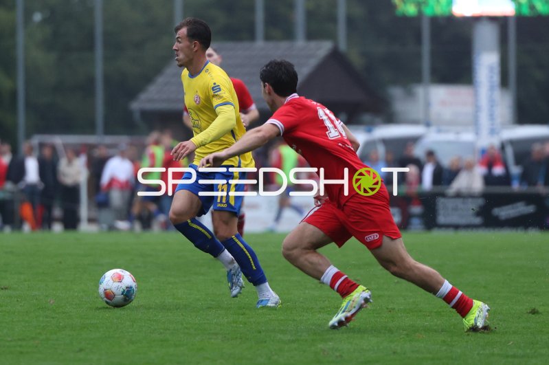 Noah Pesch (#11; Rot-Weiss Essen) im Zweikampf gegen SV Sonsbeck