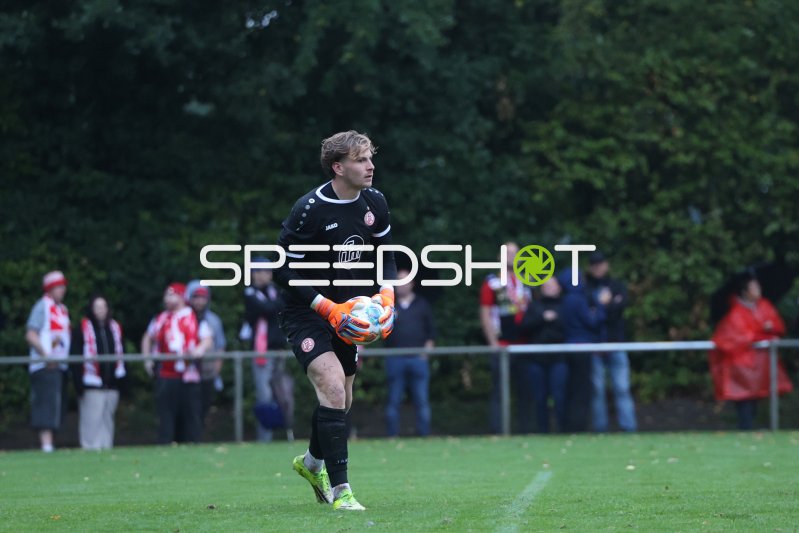 Felix Wienand (#35; Rot-Weiss Essen) mit Ball im Abwurf