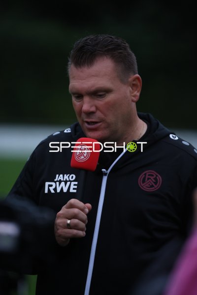 Uwe Koschinat (Rot-Weiss Essen) gibt Interview nach dem Spiel