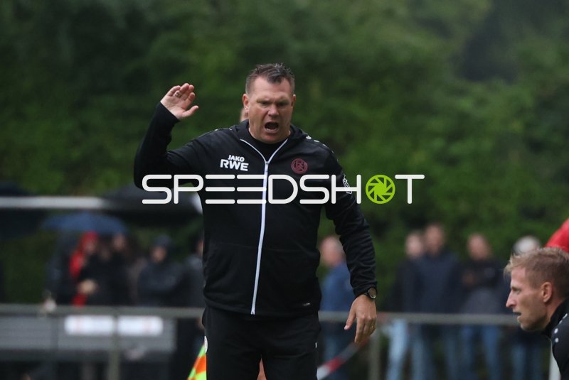 Uwe Koschinat (Rot-Weiss Essen) gibt lautstark Anweisungen an der Seitenlinie