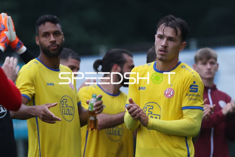 Ruben Reisig und Noah Pesch (Rot-Weiss Essen) nach dem Spiel