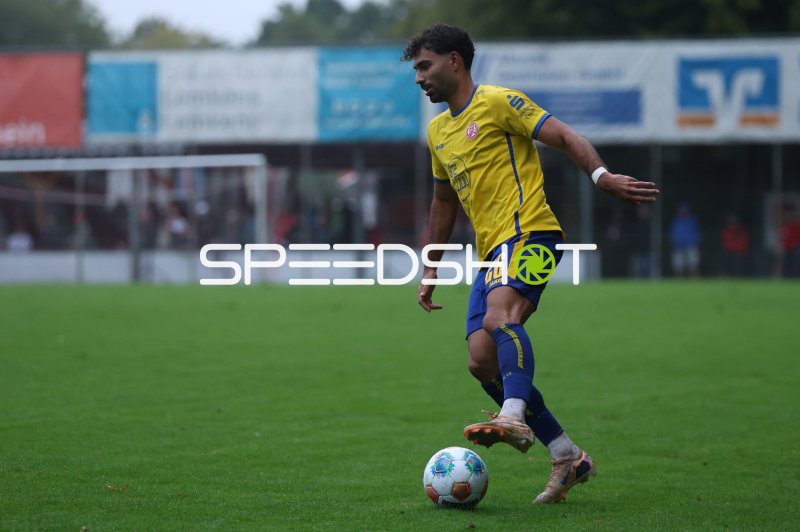 Ekin Çelebi (#26; Rot-Weiss Essen) am Ball im Willi-Lemkens Sportpark