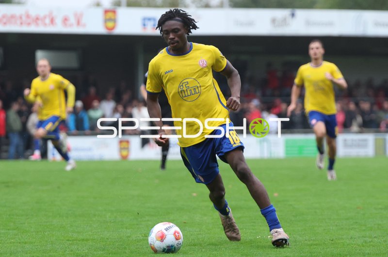 Dickson Abiama (#18; Rot-Weiss Essen) am Ball im Spiel gegen SV Sonsbeck