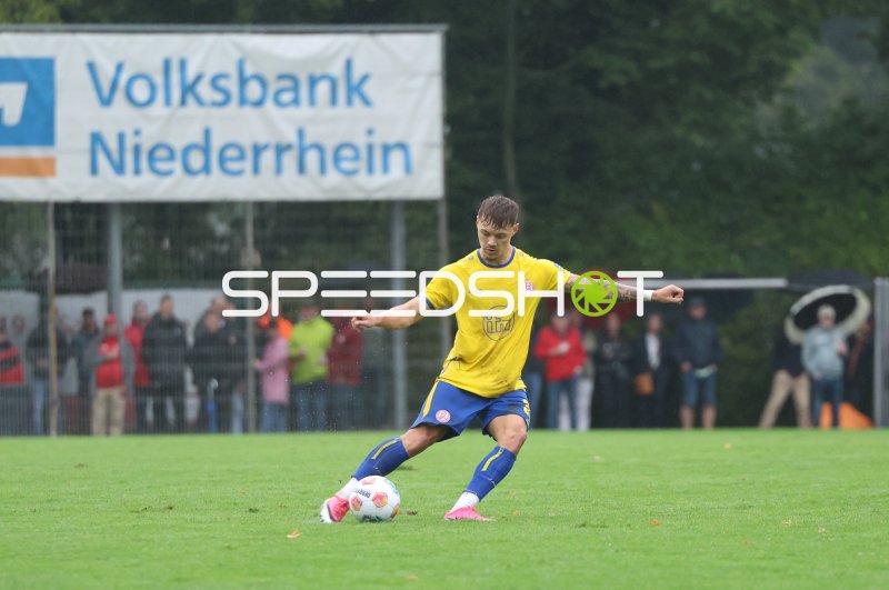 Jannik Hofmann (Rot-Weiss Essen) beim Schuss in Sonsbeck