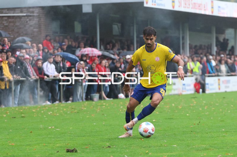 Ekin Çelebi (#26; Rot-Weiss Essen) am Ball im Auswärtsspiel in Sonsbeck