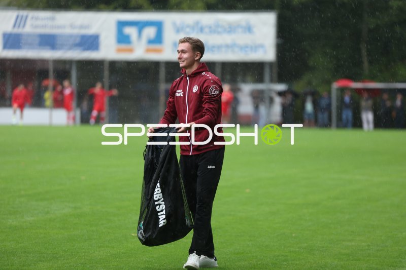Rot-Weiss Essen Betreuer trägt Ballnetz beim Spiel in Sonsbeck