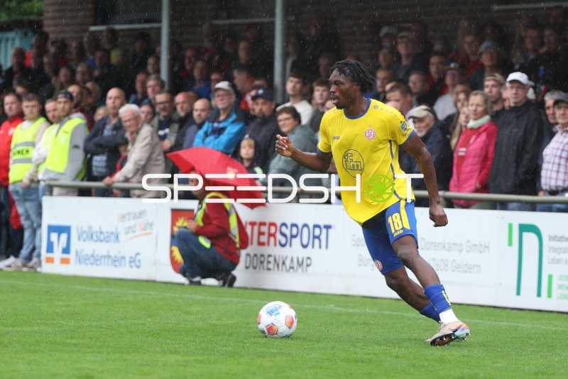 Dickson Abiama (#18; Rot-Weiss Essen) am Ball im Regen