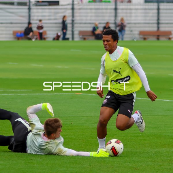 Joel Chima Fujita im Zweikampf beim Training des FC St. Pauli