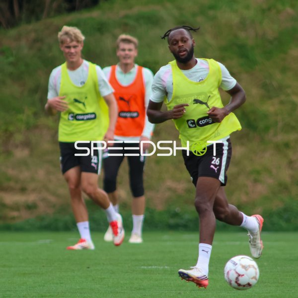 Ricky-Jade Jones (#26; FC St. Pauli) beim Laufduell im Training