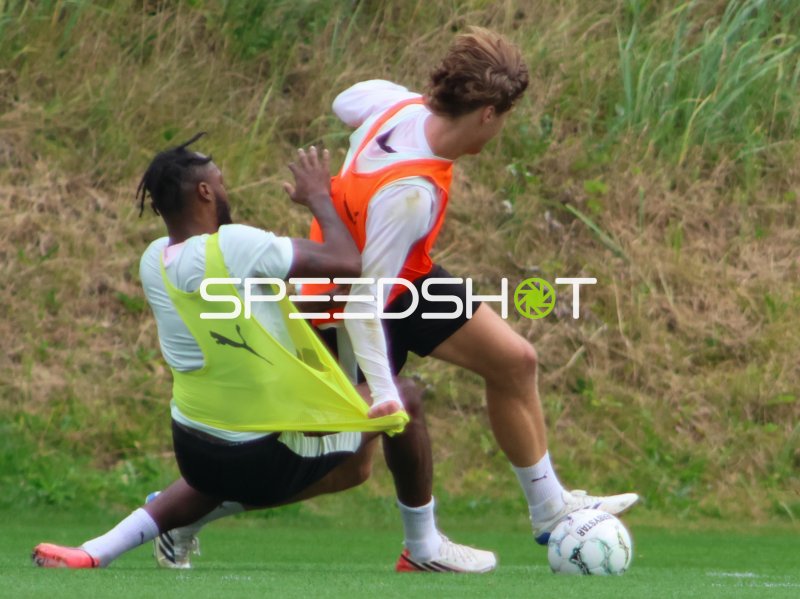 Zweikampf zwischen Ricky-Jade Jones (#26; FC St. Pauli) und Jannik Robatsch (#34; FC St. Pauli) im Training am Trainingszentrum Hamburg
