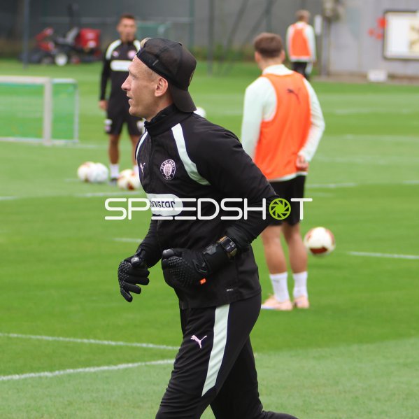Interims Torwarttrainer Sascha Burchert im Training mit Torwarthandschuhen