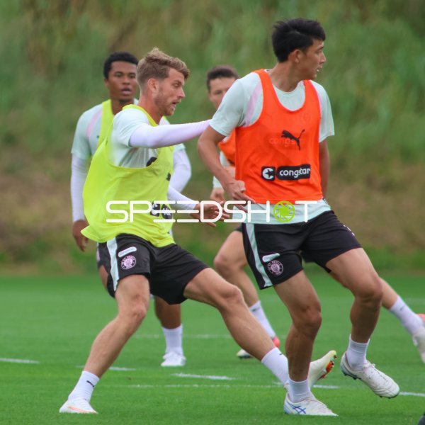 Marcus Mathisen und Taichi Hara im Zweikampf beim FC St. Pauli Training