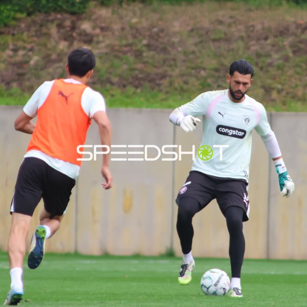 FC St. Pauli Torwart im Zweikampf beim Training in Hamburg