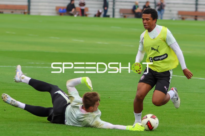 Joel Chima Fujita im Zweikampf beim Training des FC St. Pauli