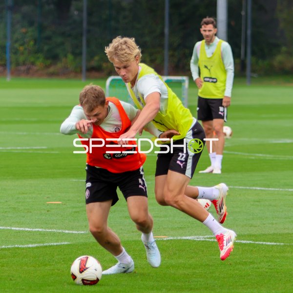 Samuel Klein (#8; FC St. Pauli) im Zweikampf beim Training in Hamburg