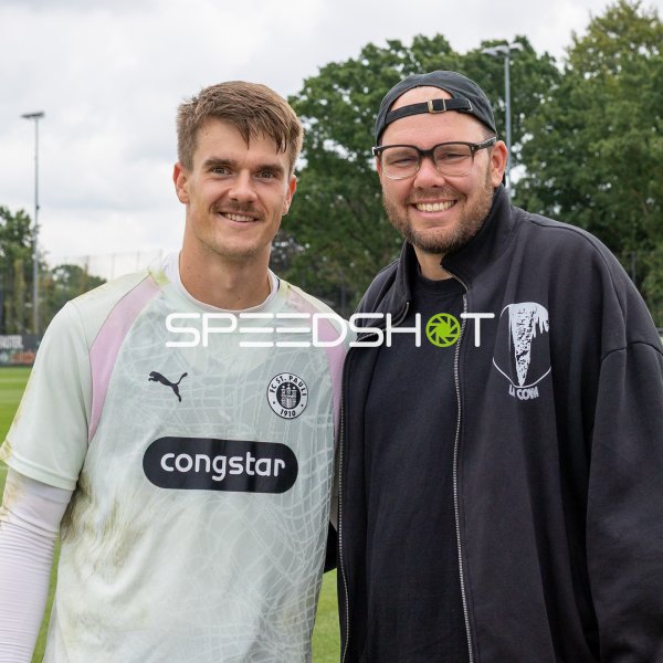 Simon Spari (#30; FC St. Pauli) mit Klublegende Benedict Pliquett beim Fototermin am Trainingsgelände