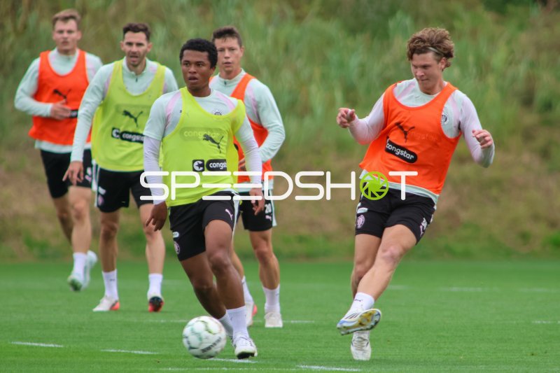 Joel Chima Fujita und Jannik Robatsch (#34: FC St. Pauli) im Trainingszweikampf
