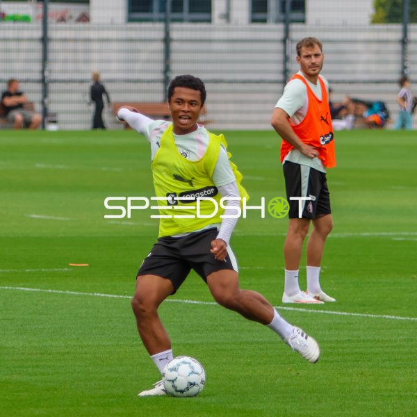 Joel Chima Fujita beim Schuss im Training des FC St. Pauli