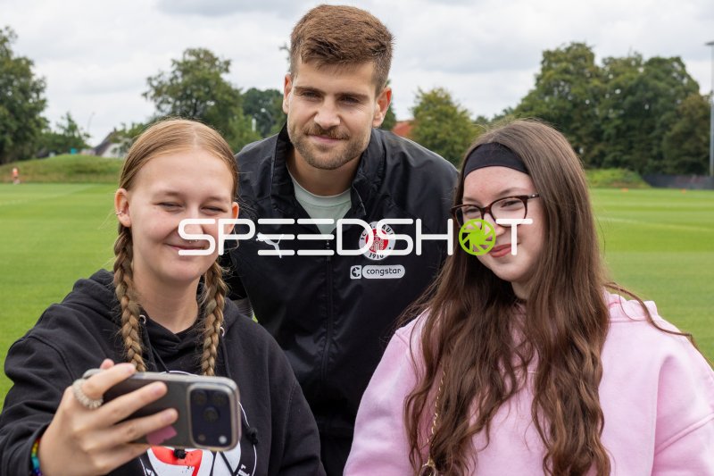 Ben Voll (FC St. Pauli) beim Selfie mit zwei Fans